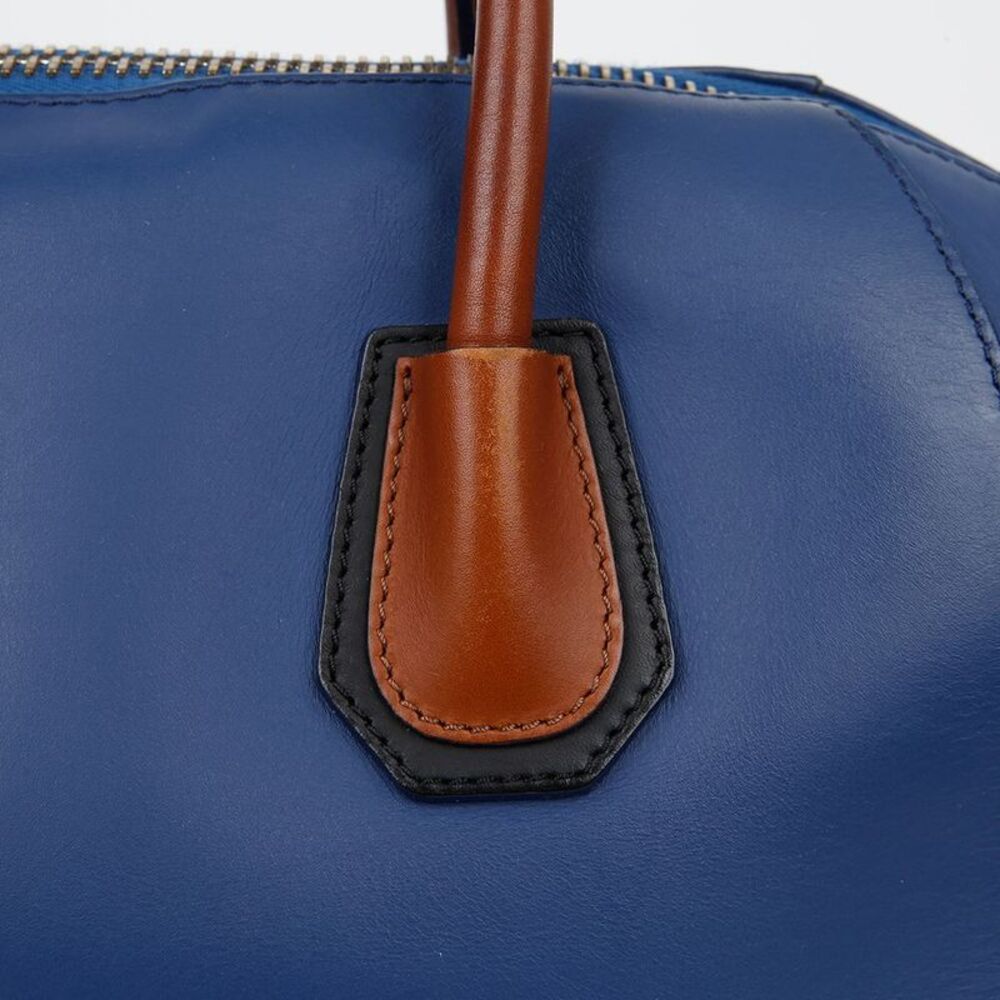 Antigona Medium Tote Shoulder Bag - Picture 7 of 10